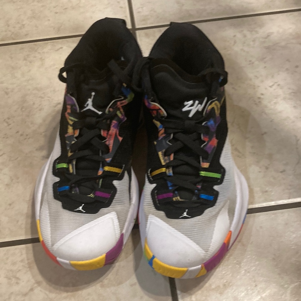 Jordan Zion basketball shoe boys size 6y